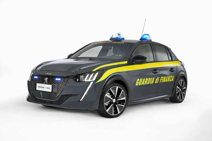 Peugeot e-208 consegnata alla Guardia di Finanza: immagini ufficiali