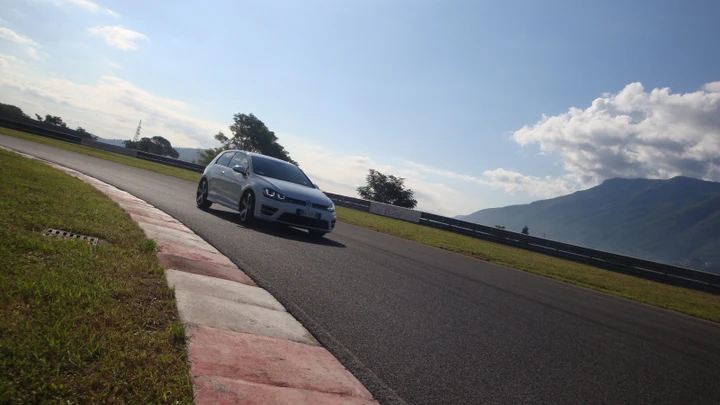Volkswagen Golf R: la prova in pista