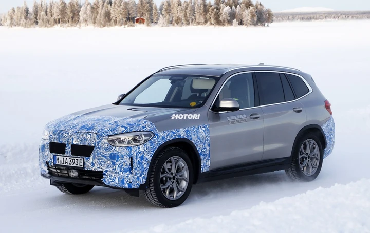 Bmw iX3, nuove foto spia