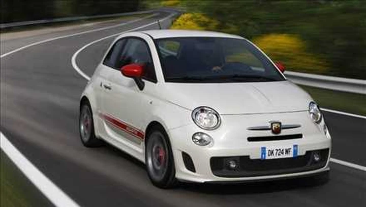 Abarth 500 sfreccia a 200 km/h davanti ai Carabinieri. Multato
