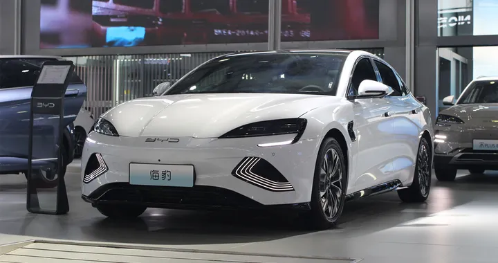 BYD spegne gli entusiasmi: niente batterie a stato solido prima del 2030