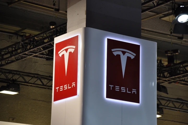 Stand Tesla al Salone di Parigi 2014