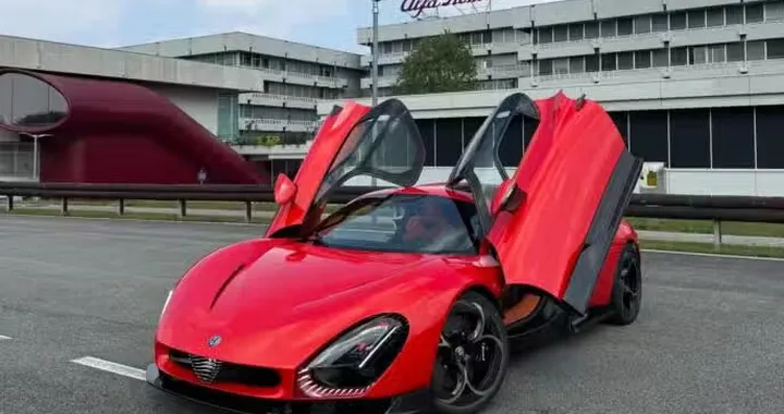 Alfa Romeo 33 Stradale: spende 3 milioni e la guida ogni giorno