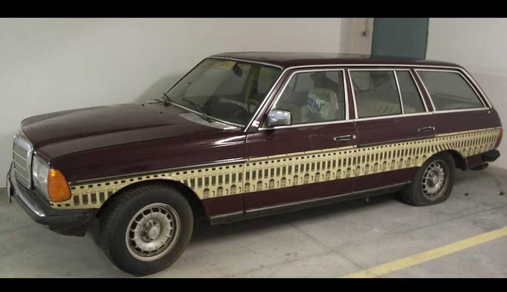Su ebay una Mercedes decorata da Fornasetti