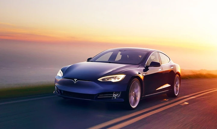 Tesla Model S, autonomia record per auto elettriche: 900 km con una ricarica