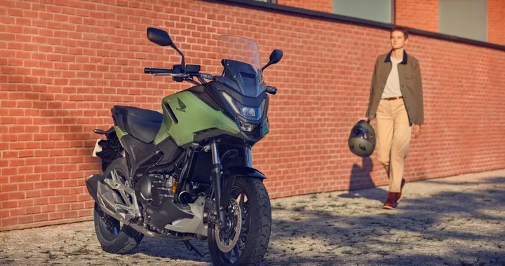 Honda NC750X 2025, il prezzo scende di 700 euro