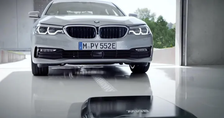 BMW 530e iPerformance: nel 2018 arriva la ricarica senza fili