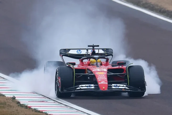 Hamilton fuori pista durante i test Ferrari a Montmelò: programma stravolto