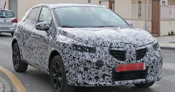 Renault Captur, la nuova generazione spiata durante i test su strada