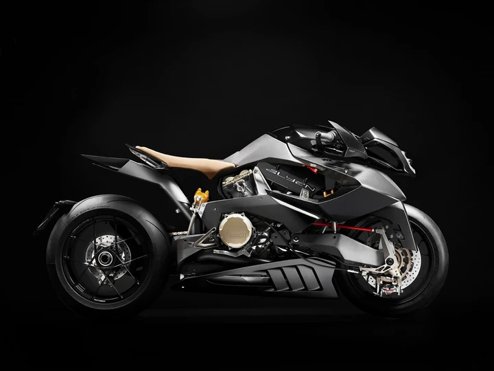 Vyrus Alyen: la moto 