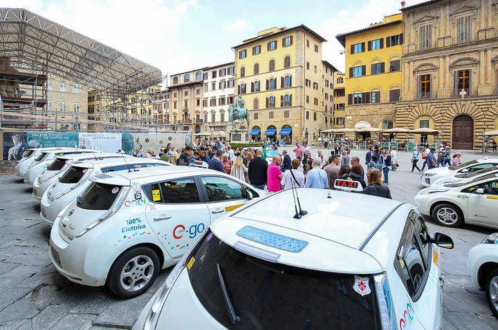 Nuovi taxi elettrici Nissan Leaf Enel Edition a Firenze: immagini ufficiali