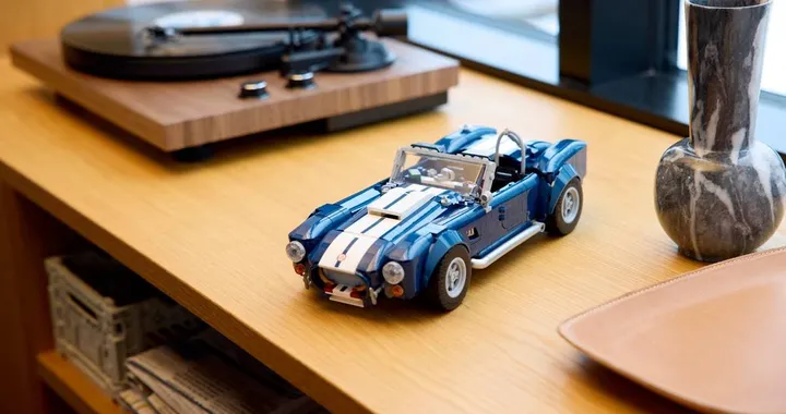 Shelby Cobra 427 S/C, il mito diventa Lego: 1.241 pezzi di pura adrenalina