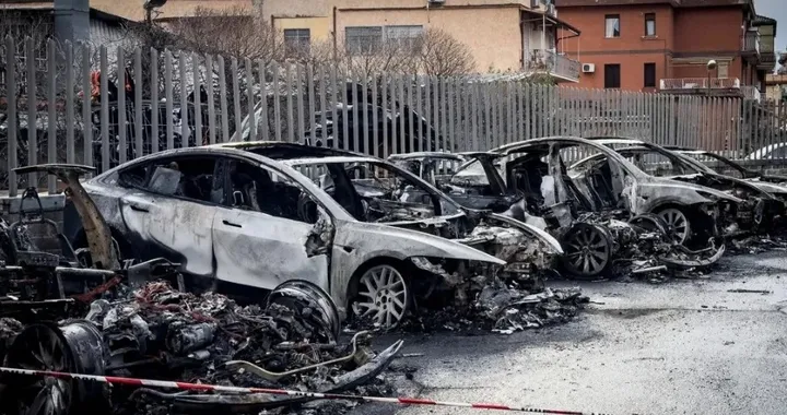 Tesla incendiate nelle concessionaria di Roma: rivendicazione anarchica