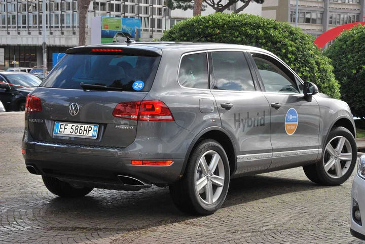 Porsche Cayenne S Hybrid vs Volkswagen Touareg Hybrid