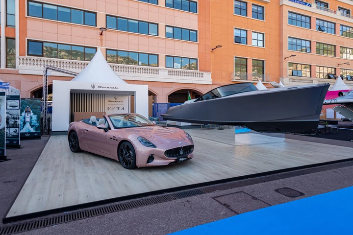 Maserati GranCabrio Folgore: al Monaco Yacht Show 2024 con il motoscafo Tridente