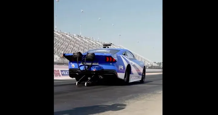 Ford Mustang elettrica da 2.200 CV: record 6,87 secondi sul quarto di miglio