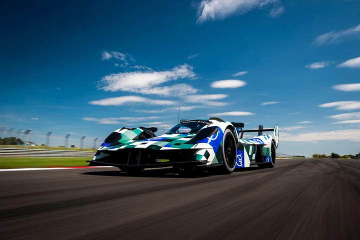 Riberas e Tincknell alla guida della Aston Martin Valkyrie nel WEC 2025