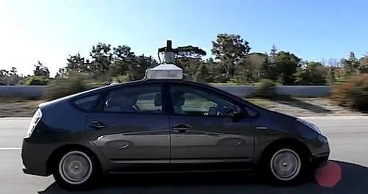 L'auto di Google si guida da sola, ma è legale?