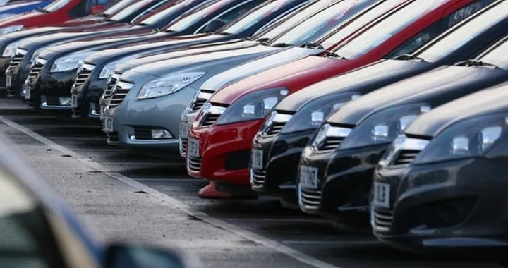 Addio diesel e benzina: gli italiani scelgono sempre più ibride ed elettriche