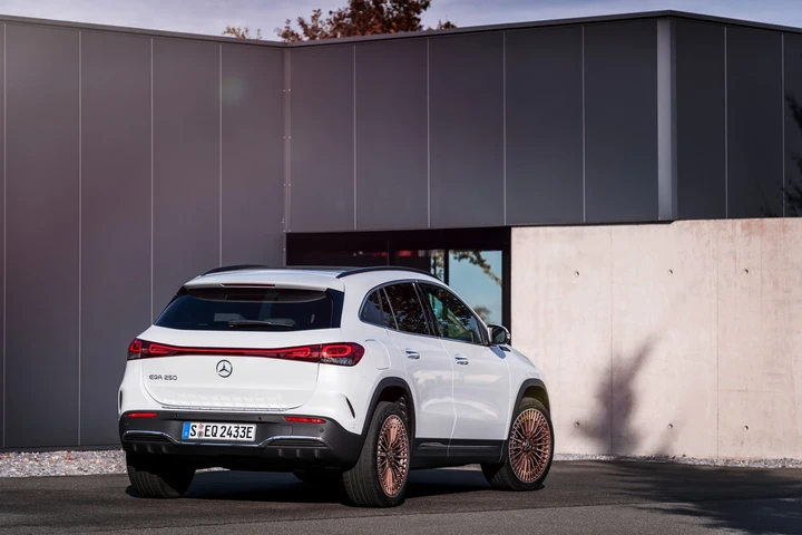 Mercedes EQA 250 2021: nuove immagini ufficiali