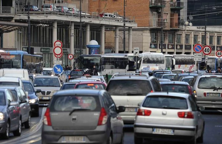 Gli italiani continuano a preferire le auto ai mezzi pubblici