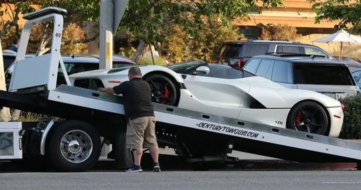 Hamilton: la sua Ferrari LaFerrari Aperta sul carro attrezzi!
