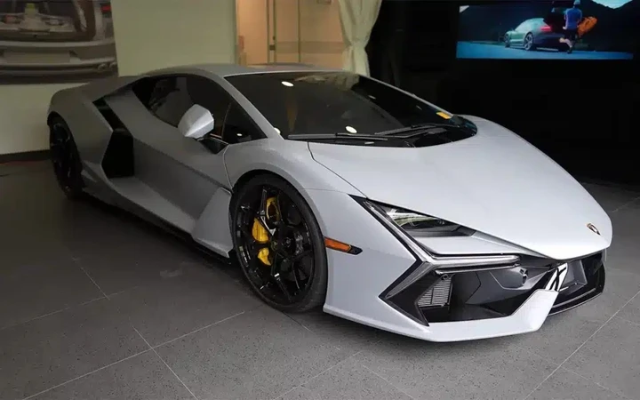 Vuole comprare una Porsche 911 ma acquista una Lamborghini Revuelto: una giornata memorabile