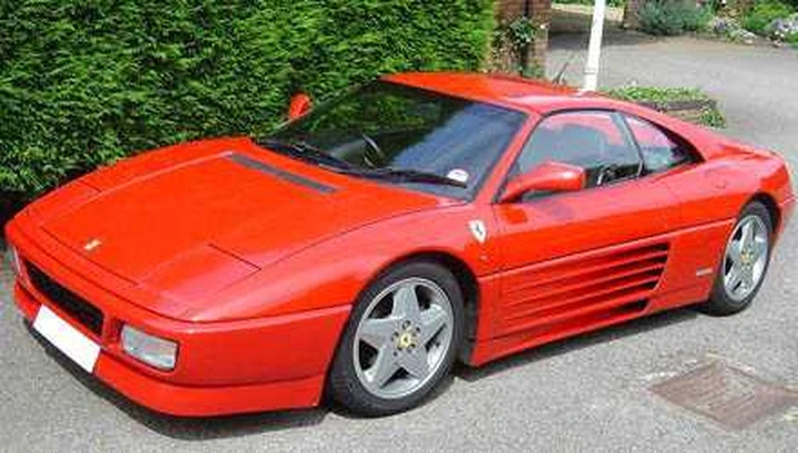 Nullatenente con... Ferrari in garage
