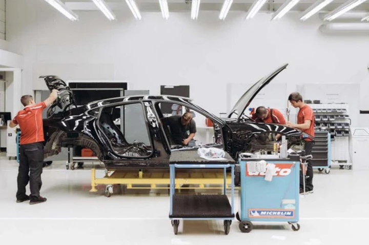 Porsche Mission E: prime immagini dell'assemblaggio