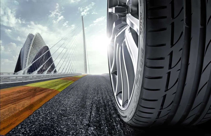 Bridgestone Potenza S001: incollata al suolo