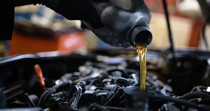 È tempo di cambiare l'olio dell'auto? Quando farlo, come farlo e costi [GUIDA]