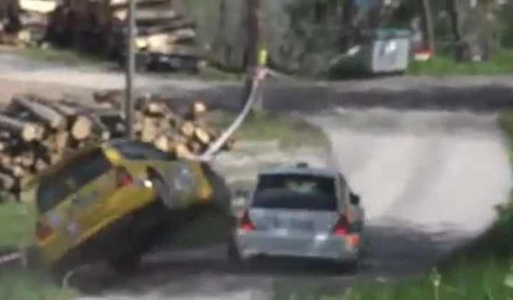 Incidente nel rally: sorpasso con ribaltamento [Video]