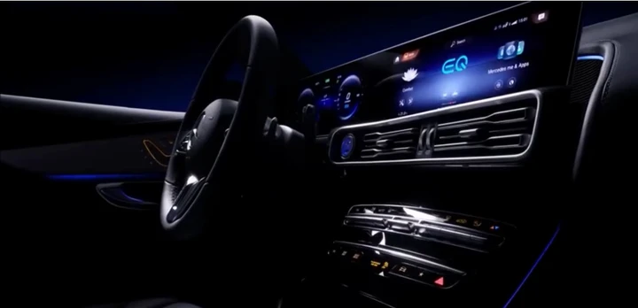 Mercedes EQ C: un teaser anticipa gli interni