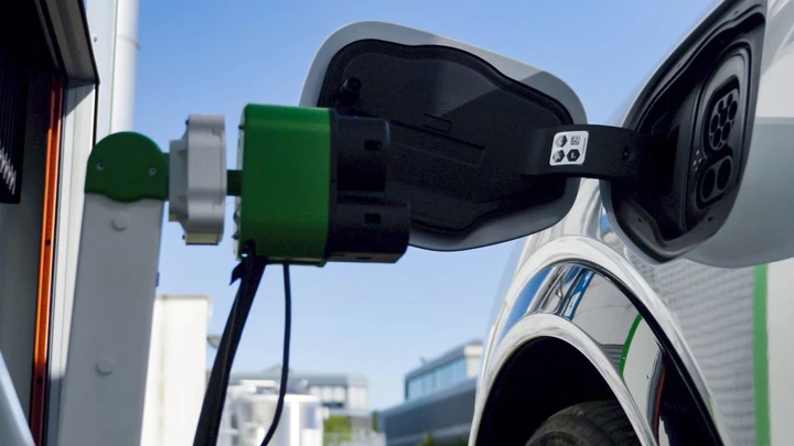 Ford sviluppa una colonnina di ricarica robotizzata