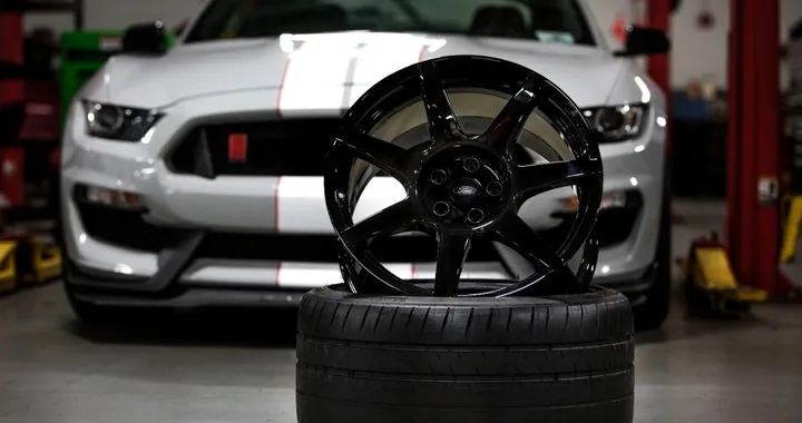 Ford Mustang Shelby GT350 R: avrà i cerchi in fibra di carbonio