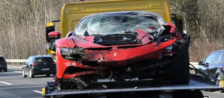 Sfascia una Ferrari SF90 Stradale durante un test drive: danni incalcolabili