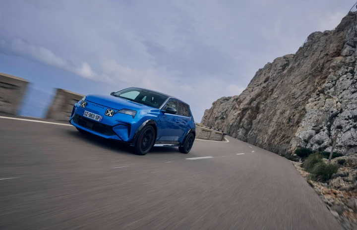 Alpine A290: la hot hatch elettrica compatta al suo debutto