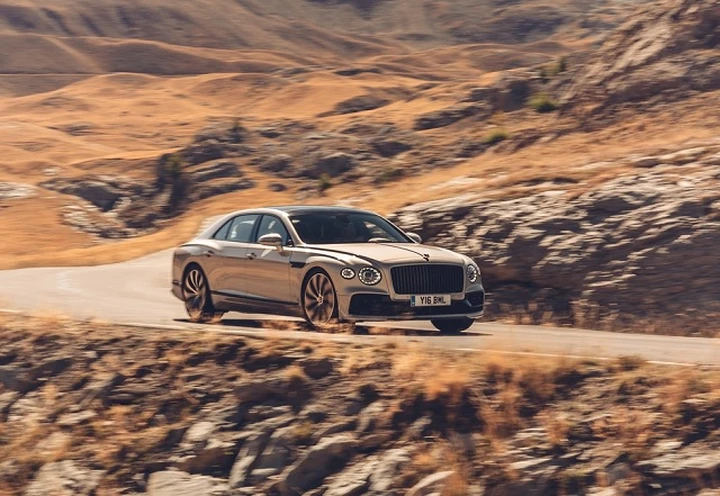 Bentley Flying Spur Blackline: debutta il nuovo allestimento