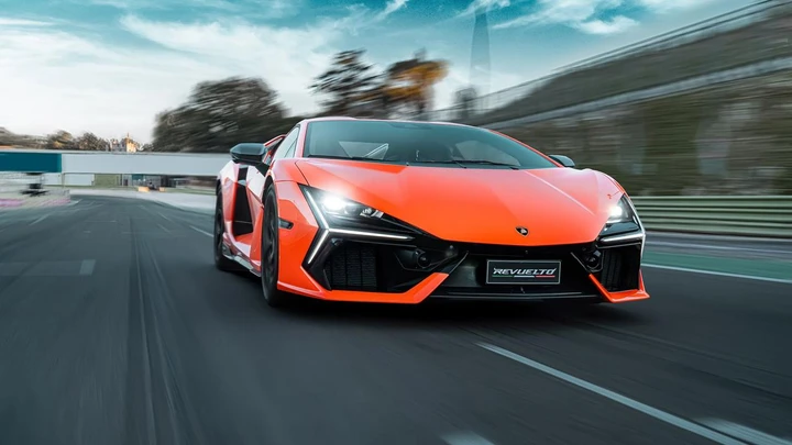 Lamborghini Revuelto: Andrea Caldarelli prova la nuova supercar a Vallelunga [FOTO e VIDEO]
