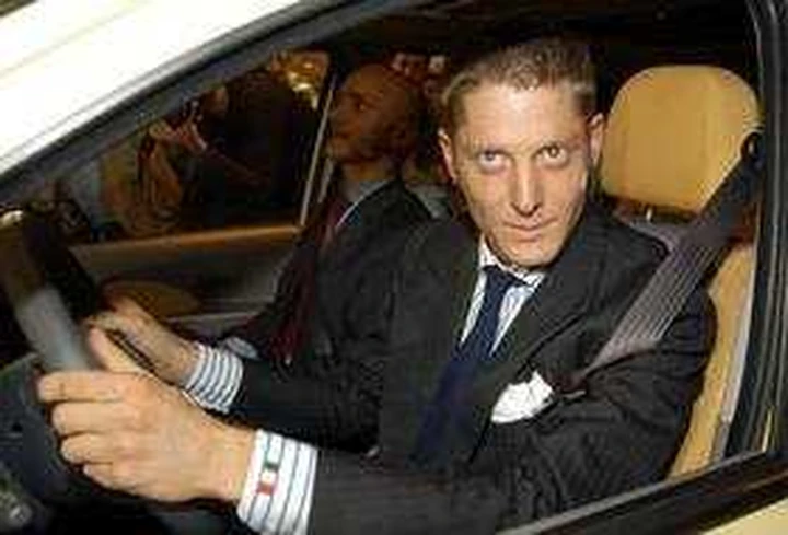 L'ingloriosa sosta di Lapo Elkann a Milano