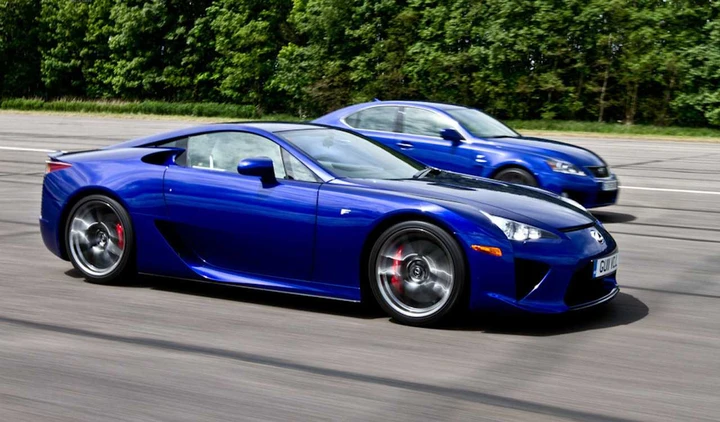 Parenti serpenti: Lexus IS-F vs Lexus LFA