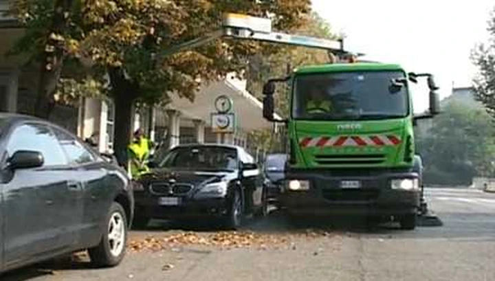 Così si spazzano le strade senza spostare le auto