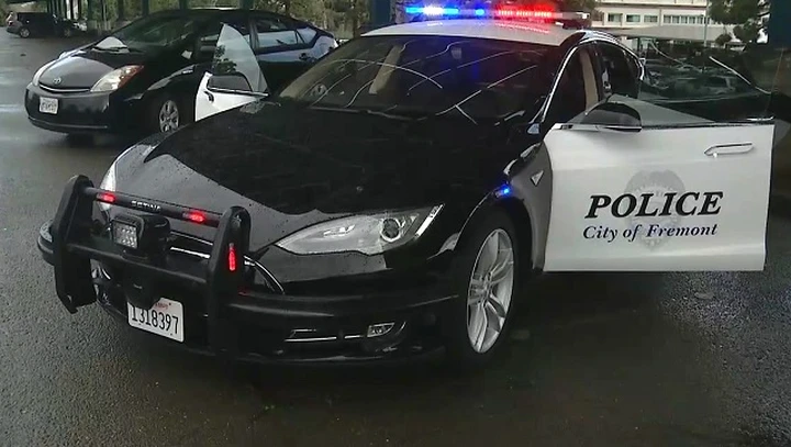 La Tesla della Polizia si scarica durante un inseguimento