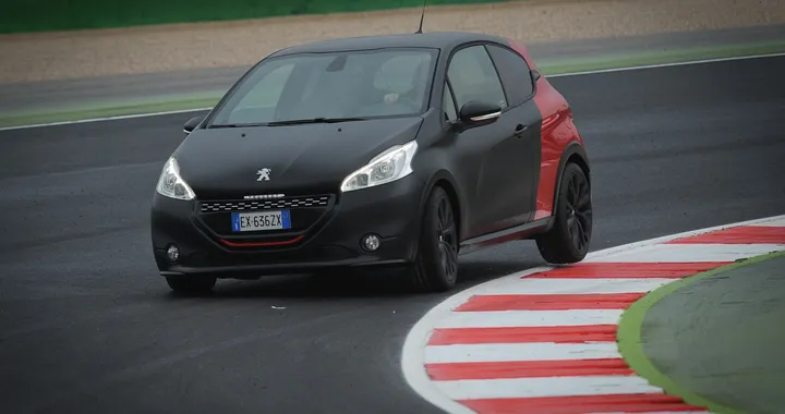 Peugeot 208 GTI 30th: per una guida da Leone