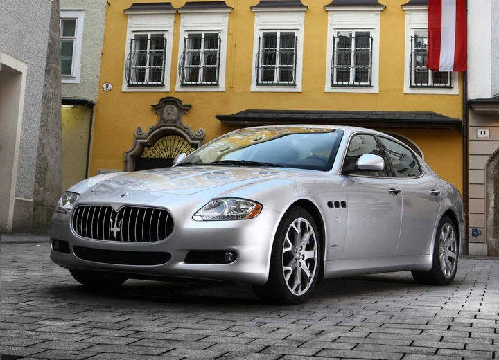 I generali viaggiano in Maserati Quattroporte