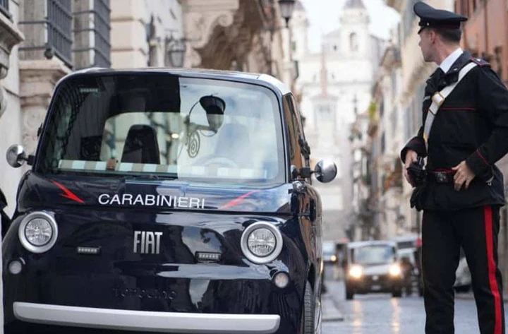 Fiat Topolino elettrica: microcar dei Carabinieri nei vicoli di Roma