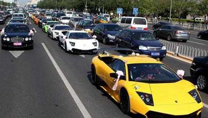 Cina: non c'è matrimonio senza Lambo e Rolls