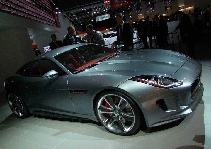 Jaguar C-X16, concept car ibrida da 300 km/h