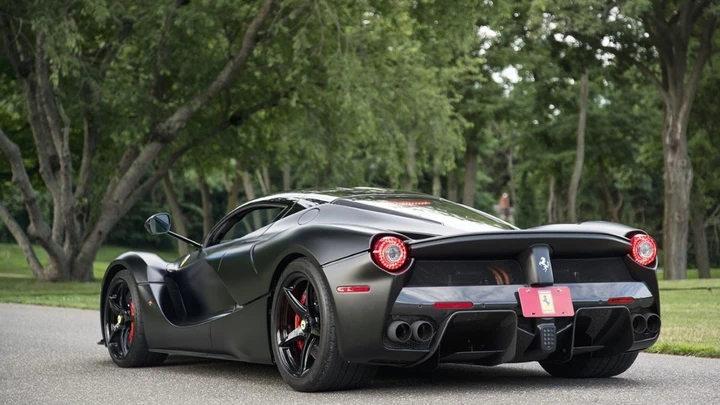 LaFerrari nero opaco all'asta
