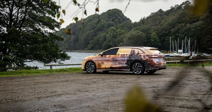 Volkswagen ID.7 Tourer: prime immagini della station wagon elettrica